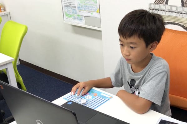 スタンダードコースで、Scratchに取り組む生徒