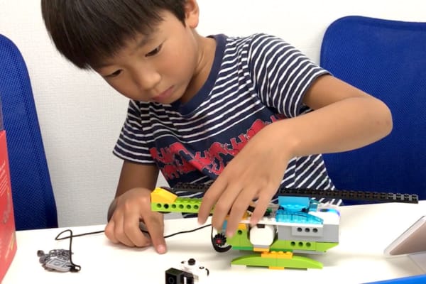 ジュニアコースでレゴWeDoに取り組む生徒